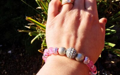 Bransoletka bangle – czym jest i skąd pochodzi ta biżuteria?