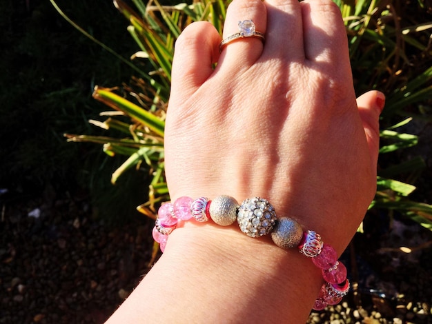 Bransoletka bangle - czym jest i skąd pochodzi ta biżuteria?