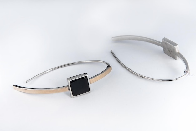 Bransoletki jak paski od zegarków - nowy trend w biżuterii?