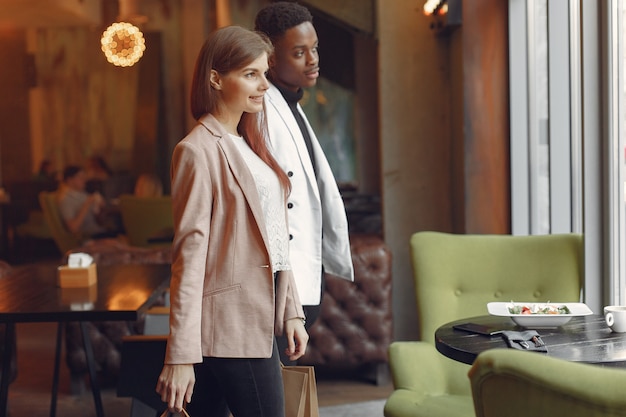 Elegancki dress code - jak ubrać się na kolację w restauracji?