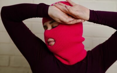 Eleganckie sposoby wiązania apaszki na głowie