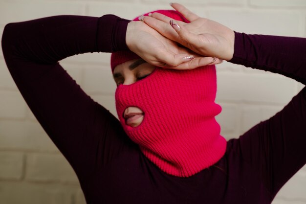 Eleganckie sposoby wiązania apaszki na głowie