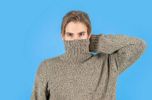 Jak dobrać dodatki pod szyję do płaszcza na jesień?