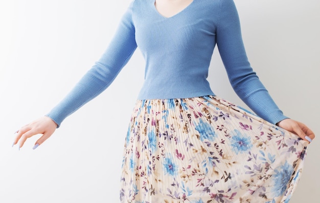 Jak dobrać odpowiednią ilość materiału na sukienkę z długim rękawem?