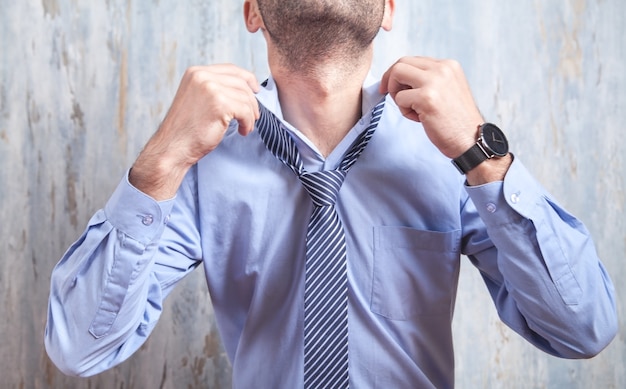 Jak elegancko zawiązać apaszkę męską?