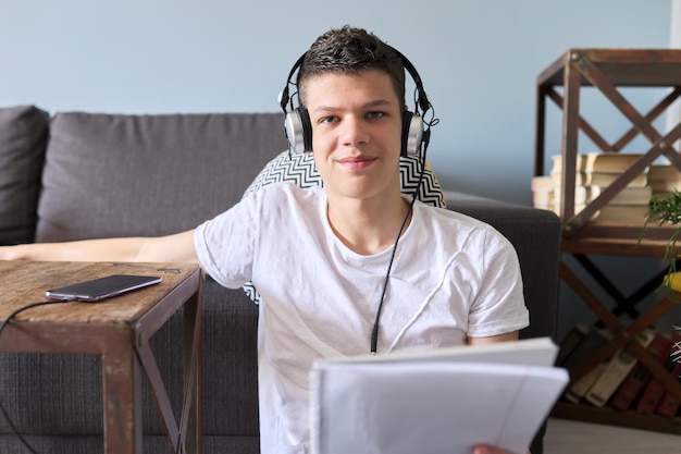 Jak ściągnąć audiobooka i cieszyć się literaturą w drodze?