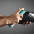 Jak skutecznie wyczyścić buty sportowe z siateczką?