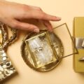 Jak właściwie przechowywać złotą biżuterię, by zachowała blask?