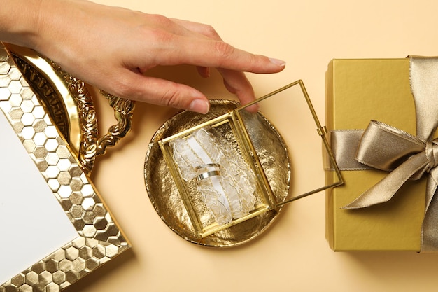 Jak właściwie przechowywać złotą biżuterię, by zachowała blask?