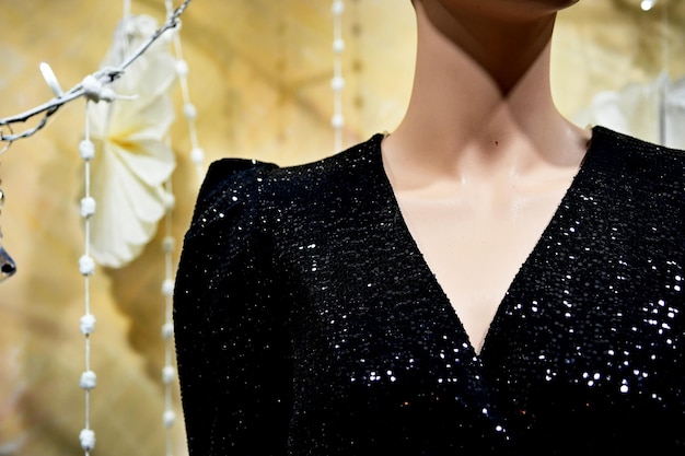 Jaką kolię dobrać do czarnej sukienki, by stworzyć idealny look?