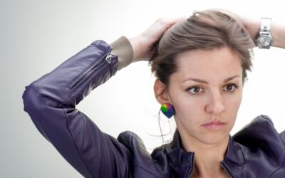 Jakie akcesoria najlepiej sprawdzają się do układania krótkich włosów?