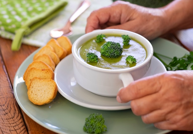 Jakie dodatki podkreślą smak zupy brokułowej?