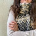 Noszenie chust na szyi - sztuka czy codzienna elegancja?