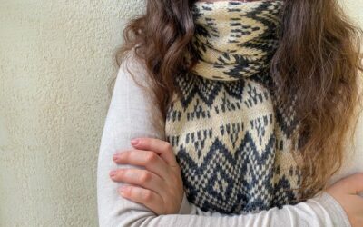 Noszenie chust na szyi – sztuka czy codzienna elegancja?