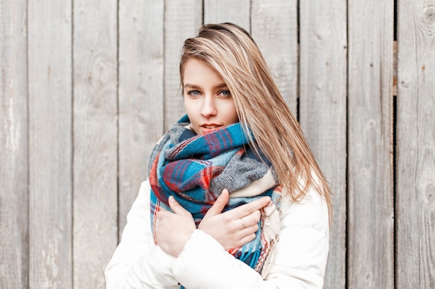 Stylowe sposoby noszenia dużych szali na co dzień