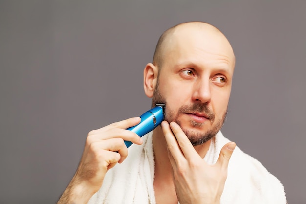 Czy trudno nauczyć się strzyżenia brody maszynką?