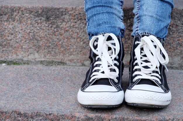 Jak dobrać stylowe dodatki do trampek?