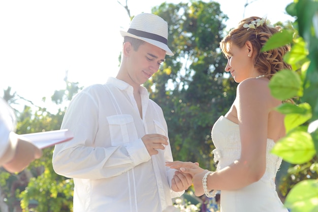 Jak elegancko ubrać się na wesele latem i nie przegrzać?