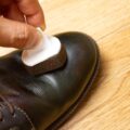 Jak usunąć pastę do butów ze skórzanej powierzchni?