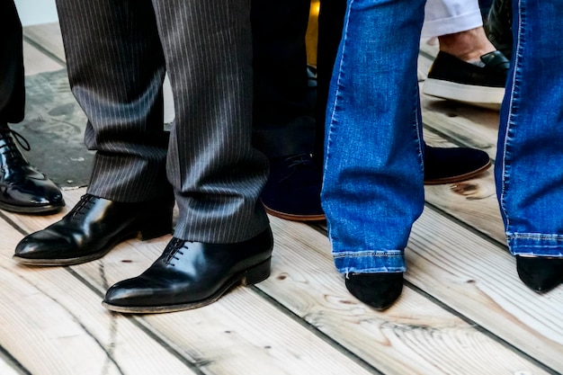 Jakie buty pasują do jeansów i marynarki?