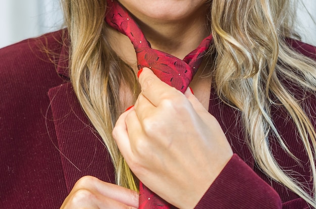 Stylowe sposoby noszenia szerokiego szala na jesień i zimę