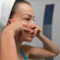 Jak skutecznie zadbać o rozszerzone pory na policzkach?
