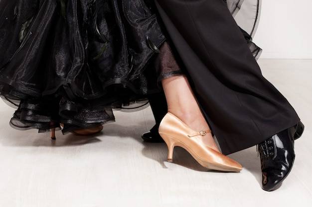 Jakie buty pasują do czarnej koronkowej sukienki, by stworzyć idealną stylizację?