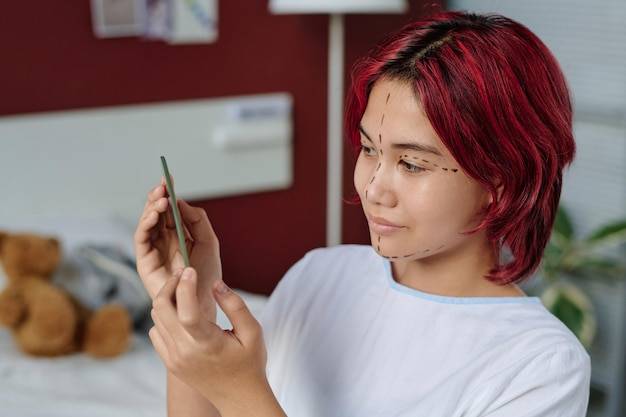 Domowe sposoby na usuwanie blizn z twarzy - czy działają?