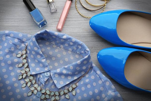 Jak dobrać dodatki do szafirowej sukienki, by stworzyć olśniewającą stylizację?