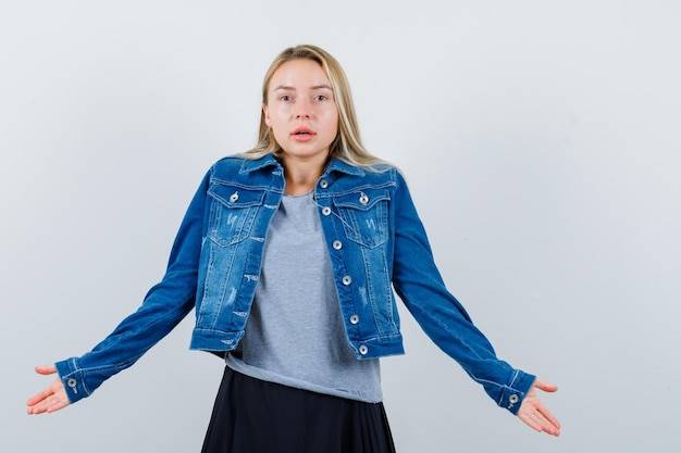 Jak dopasować kurtkę jeansową do swojego stylu i sylwetki?