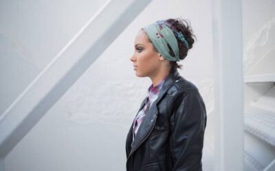 Modne sposoby na fajne zawiązanie chusty – od klasyki po nowoczesność