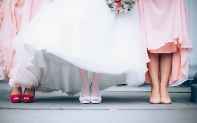 Jakie buty pasują do niebieskiej sukienki?