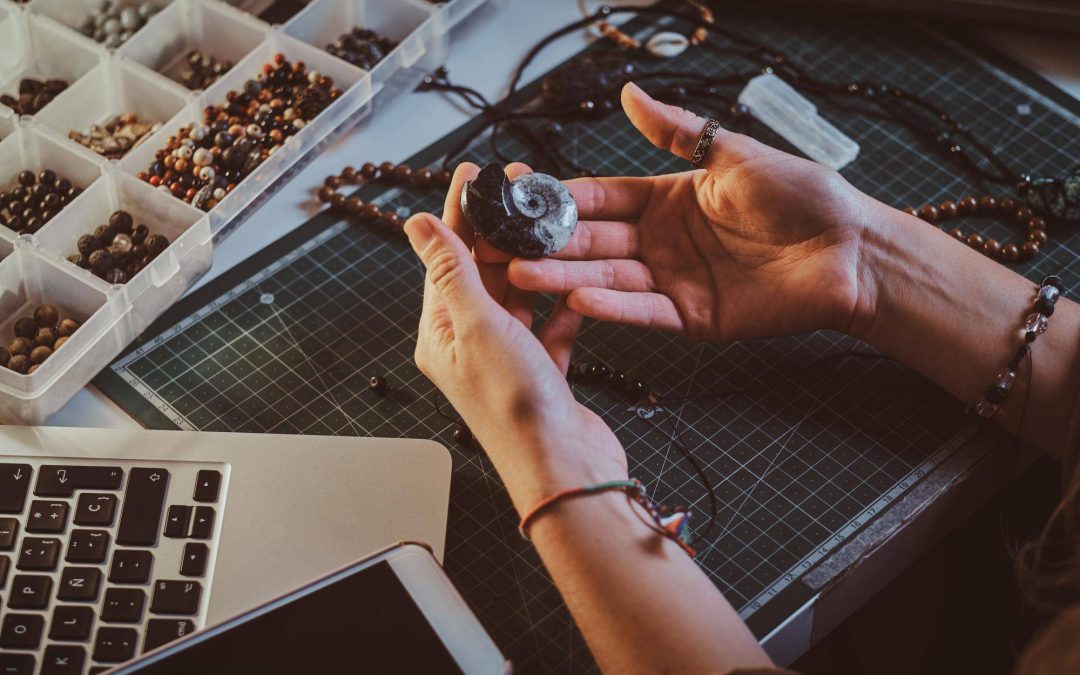 Czym zajmuje się firma Fossil i jakie produkty oferuje?
