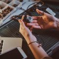 Czym zajmuje się firma Fossil i jakie produkty oferuje?